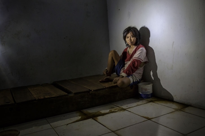 shocking-photos-mental-illness-taboo-indonesia-andrea-star-reese-3-13