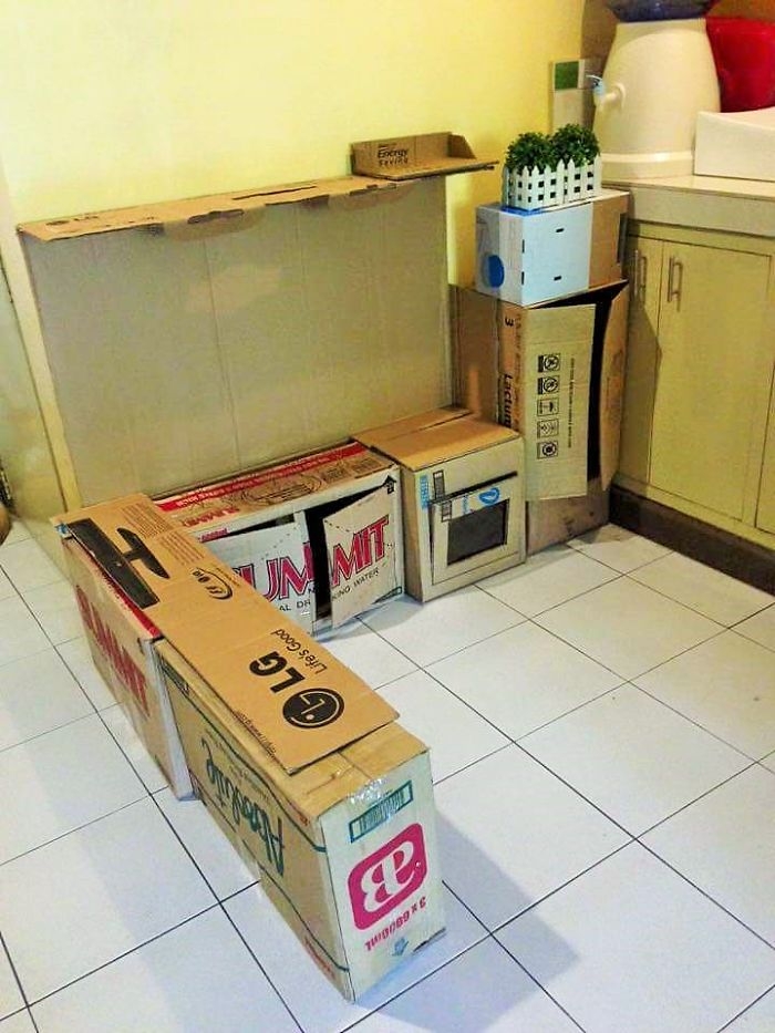 mom-makes-mini-diy-cardboard-kitchen-for-toddler7