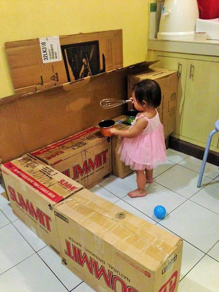 mom-makes-mini-diy-cardboard-kitchen-for-toddler8