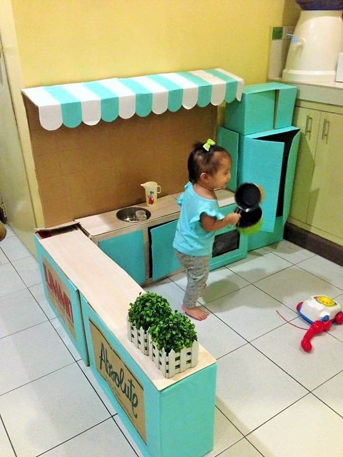 mom-makes-mini-diy-cardboard-kitchen-for-toddler6