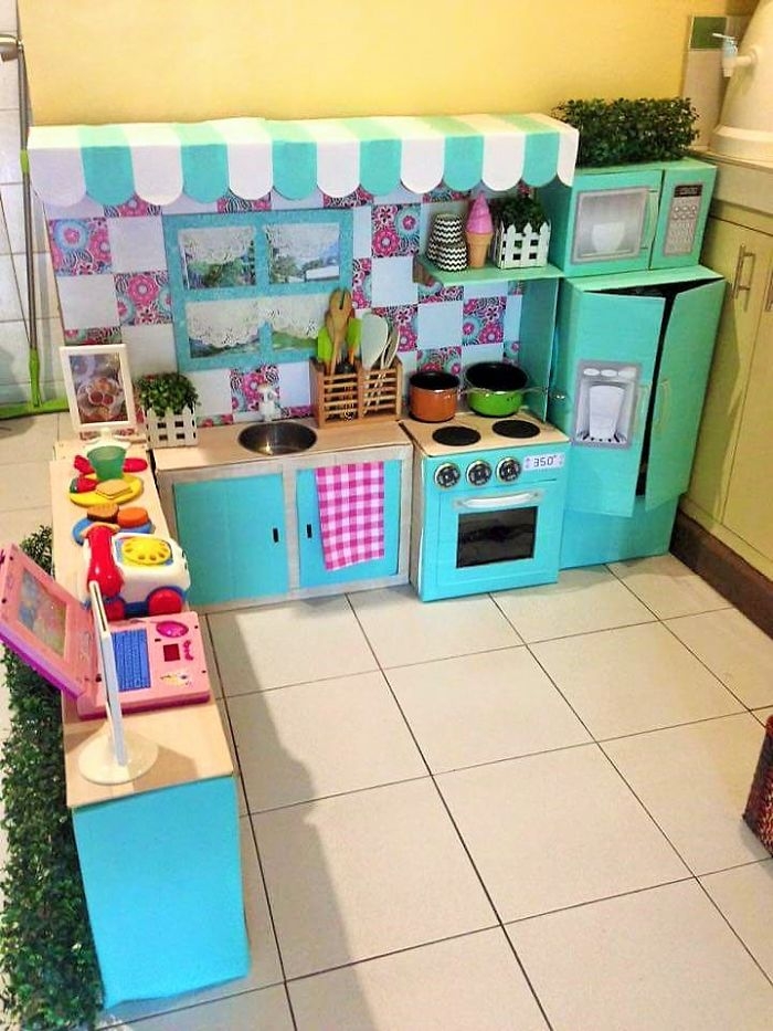 mom-makes-mini-diy-cardboard-kitchen-for-toddler5