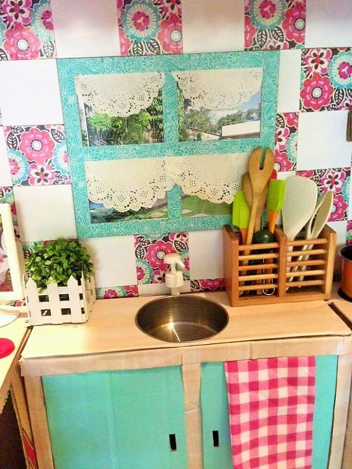mom-makes-mini-diy-cardboard-kitchen-for-toddler3