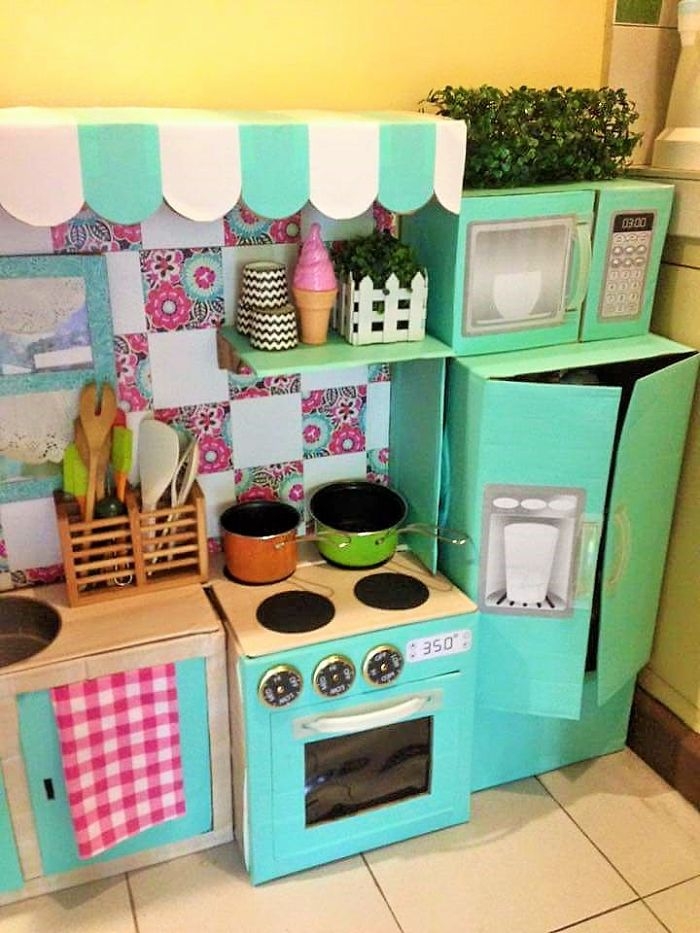 mom-makes-mini-diy-cardboard-kitchen-for-toddler2