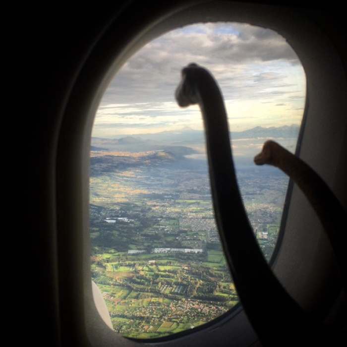 travel-photography-optical-illusions-dinosaur-toys-dinodinaseries-jorge-saenz-2