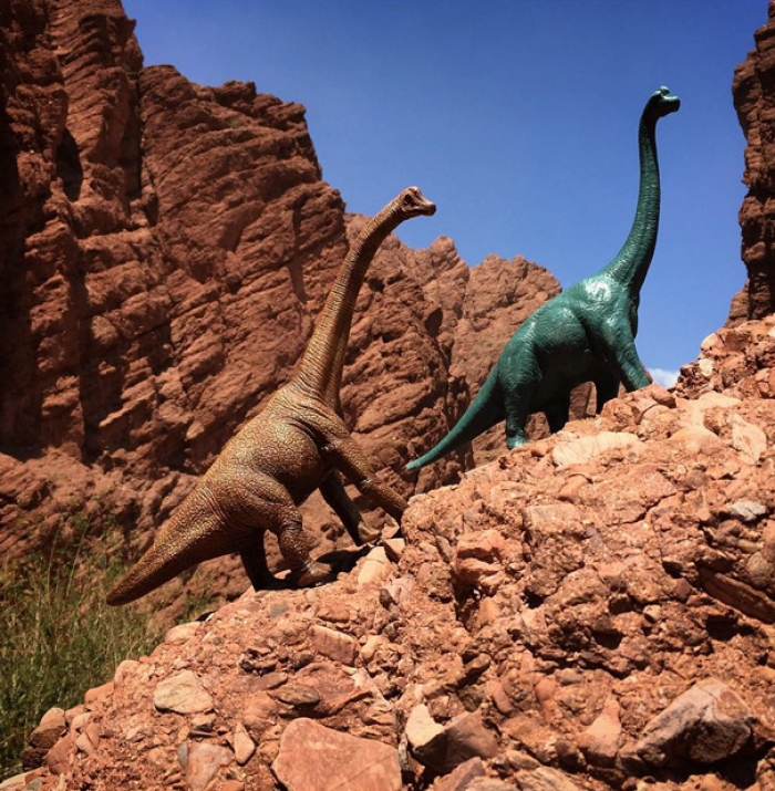travel-photography-optical-illusions-dinosaur-toys-dinodinaseries-jorge-saenz-8