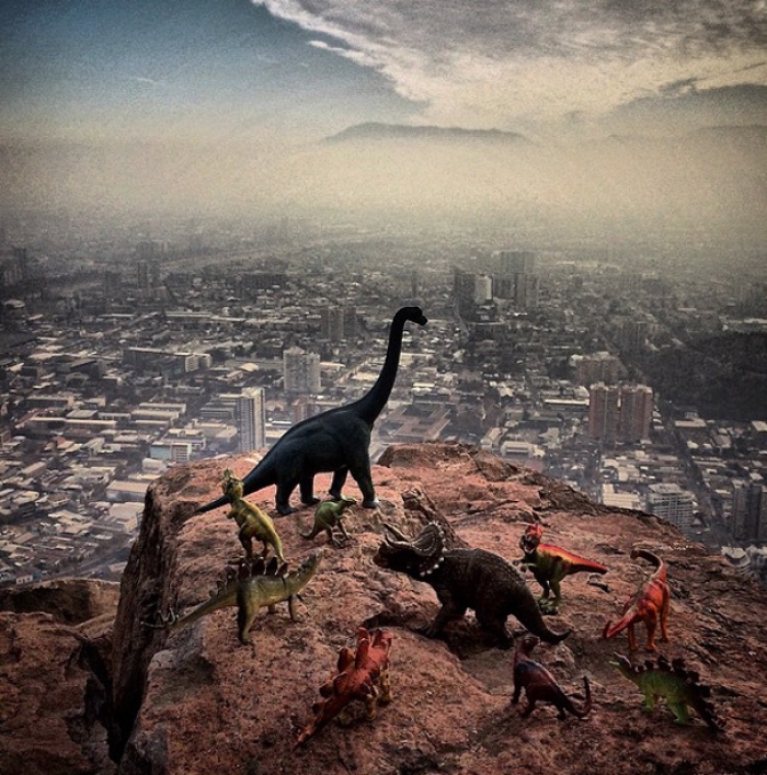 travel-photography-optical-illusions-dinosaur-toys-dinodinaseries-jorge-saenz-9
