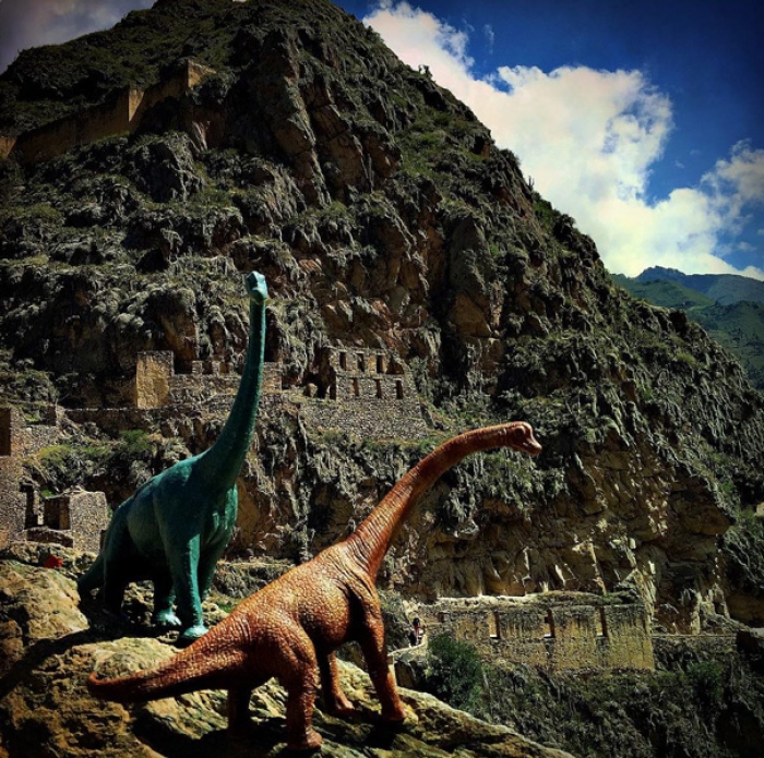 travel-photography-optical-illusions-dinosaur-toys-dinodinaseries-jorge-saenz-7