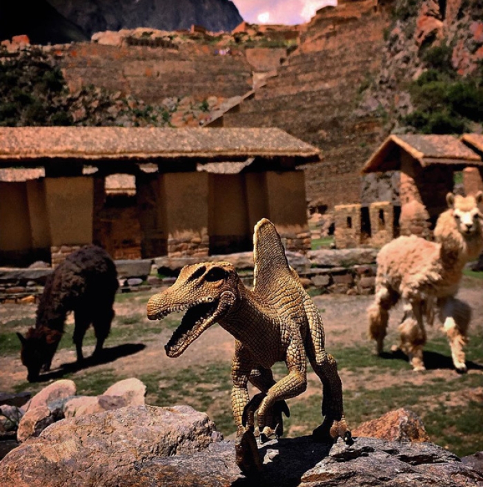 travel-photography-optical-illusions-dinosaur-toys-dinodinaseries-jorge-saenz-1