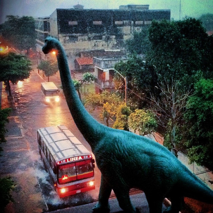 travel-photography-optical-illusions-dinosaur-toys-dinodinaseries-jorge-saenz-18