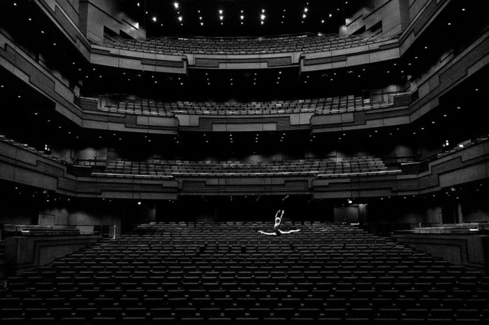 behind-stage-russian-ballet-dancers-photographer-darian-volkova-17