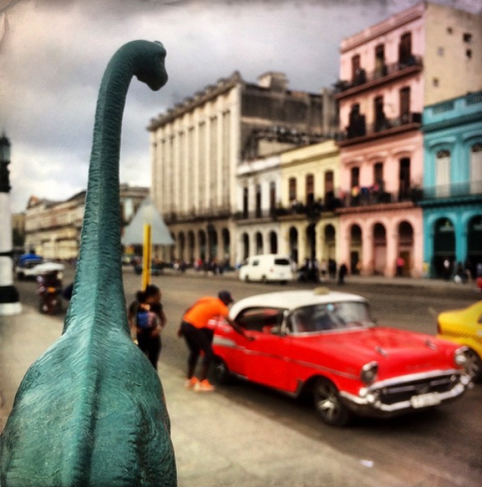 travel-photography-optical-illusions-dinosaur-toys-dinodinaseries-jorge-saenz-15