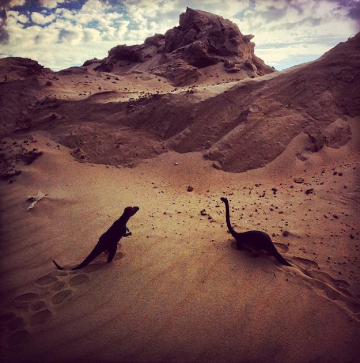 travel-photography-optical-illusions-dinosaur-toys-dinodinaseries-jorge-saenz-13