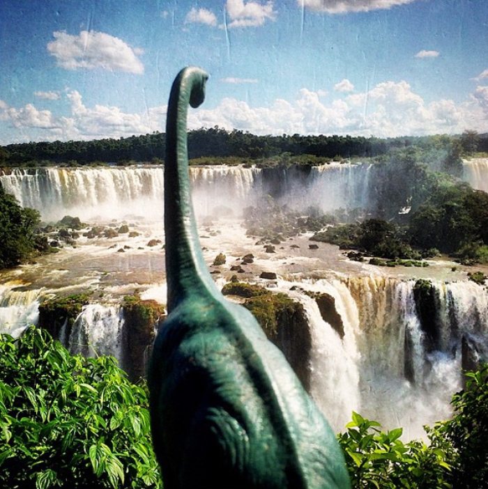 travel-photography-optical-illusions-dinosaur-toys-dinodinaseries-jorge-saenz-10