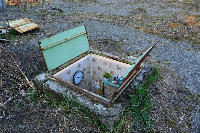 secret-rooms-manhole-borderlife-biancoshock-milan-italy-5