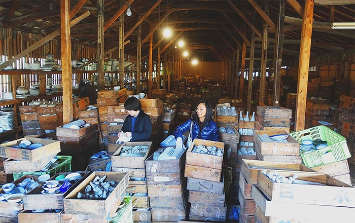 treasure-hunting-porcelain-warehouse-kouraku-kiln-japan-7