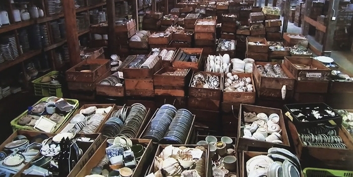 treasure-hunting-porcelain-warehouse-kouraku-kiln-japan-4