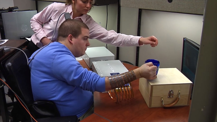 paralyzed-man-moves-hand-after-5-years-2