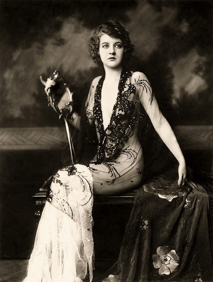 beginning-of-modern-fashion-1920s-women-fashion-13