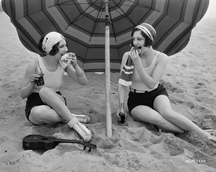 beginning-of-modern-fashion-1920s-women-fashion-11
