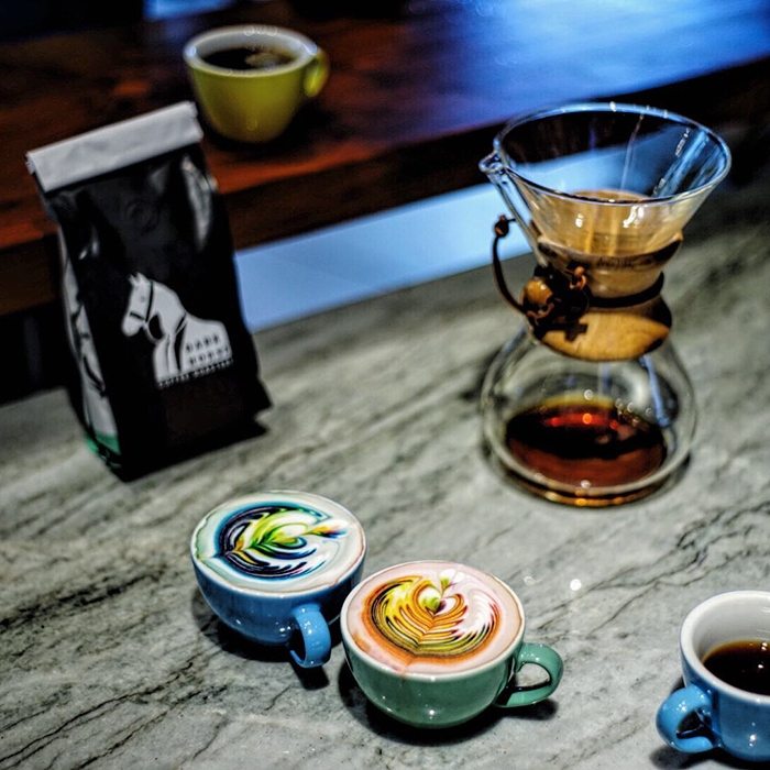 barista-colorizes-coffee-art-using-food-dye-8