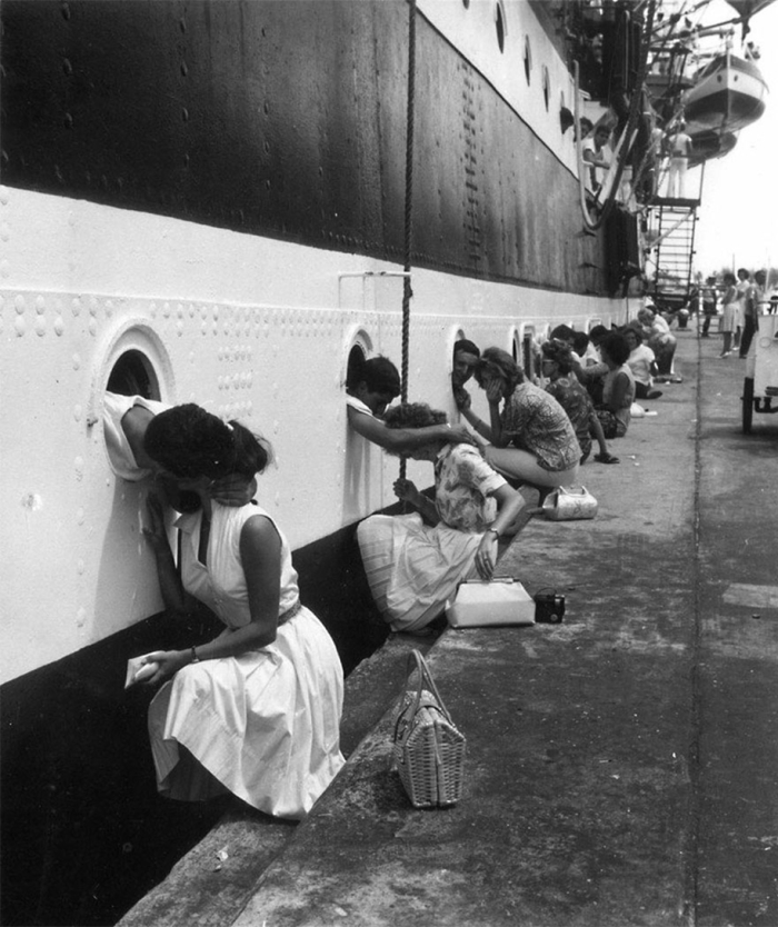 vintage-ww2-photos-war-couples-kiss-love-romance-11