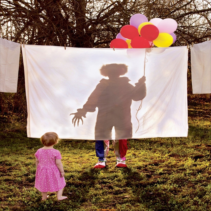 horror-family-photoshoot-creative-children-photography-joshua-hoffine-15