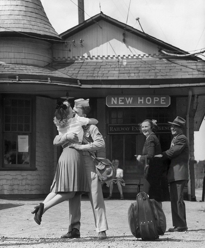 vintage-ww2-photos-war-couples-kiss-love-romance-9