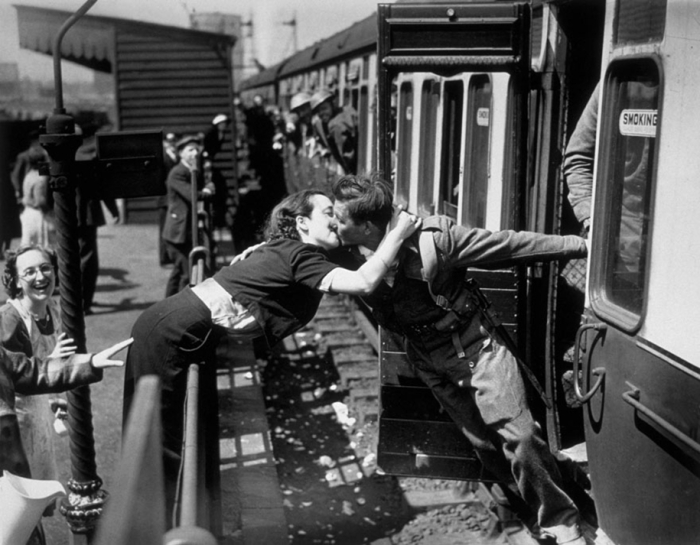 vintage-ww2-photos-war-couples-kiss-love-romance-2