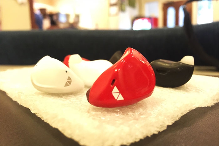 mini-real-time-translator-earpiece-waverly-labs-5