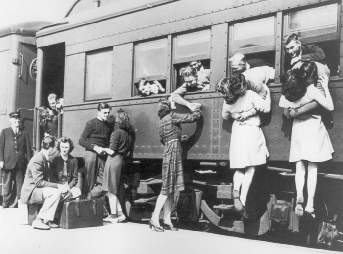 vintage-ww2-photos-war-couples-kiss-love-romance-4