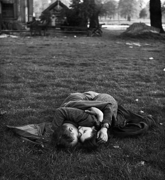 vintage-ww2-photos-war-couples-kiss-love-romance-20
