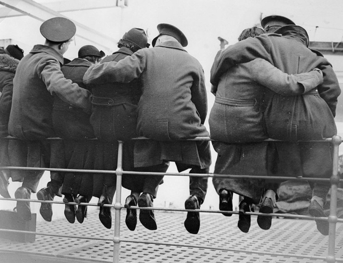 vintage-ww2-photos-war-couples-kiss-love-romance-12