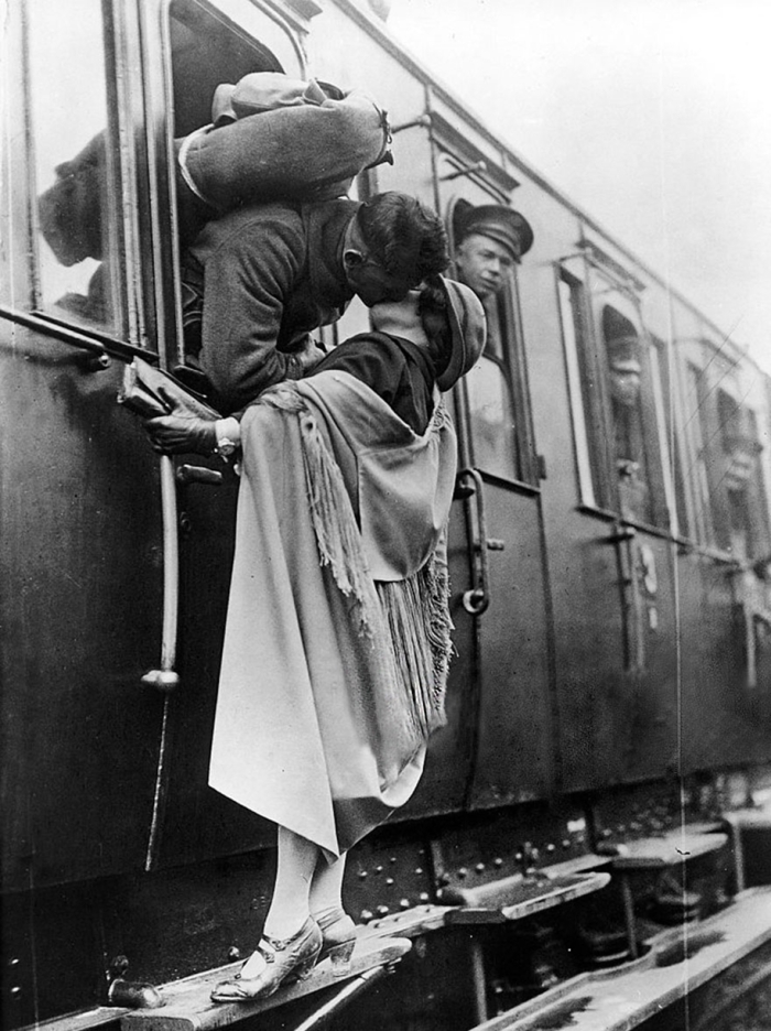 vintage-ww2-photos-war-couples-kiss-love-romance-19