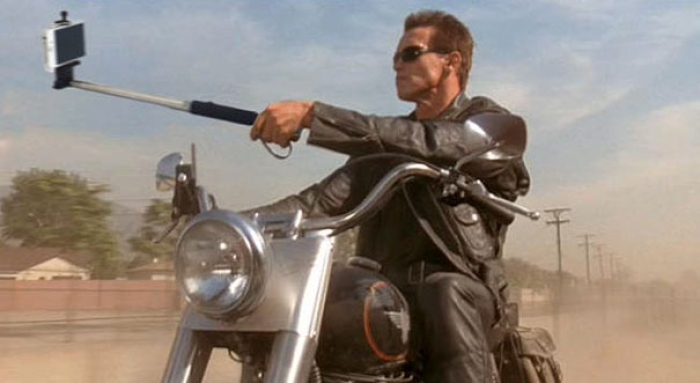 photoshopped-movies-guns-replaced-with-selfie-sticks-4