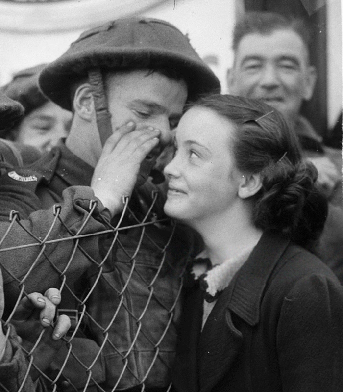 vintage-ww2-photos-war-couples-kiss-love-romance-16