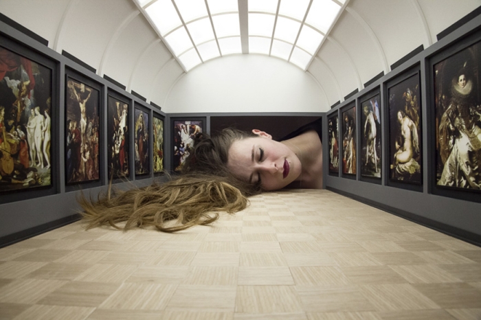 giant-heads-in-art-gallery-falsification-tezi-gabunia-10