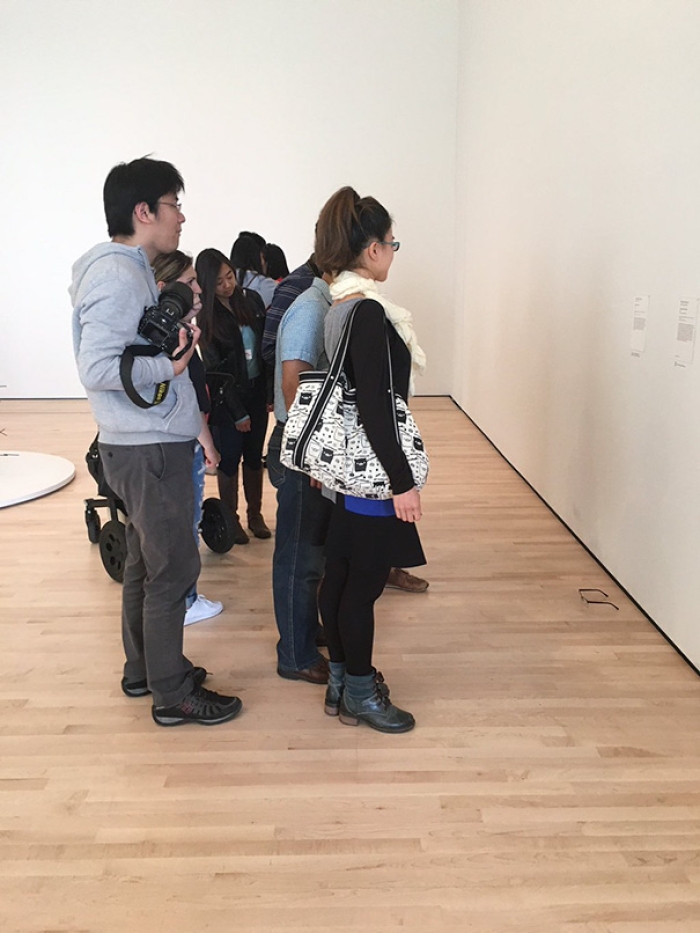 modern-art-gallery-glasses-prank-tj-khayatan-4