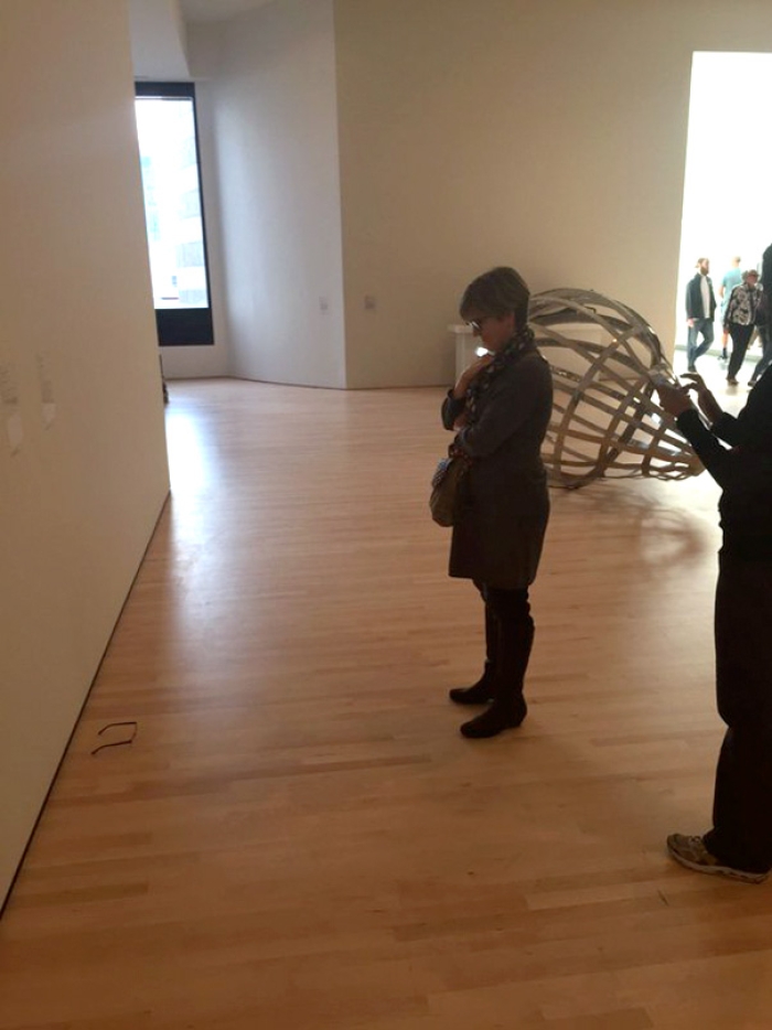 modern-art-gallery-glasses-prank-tj-khayatan-6