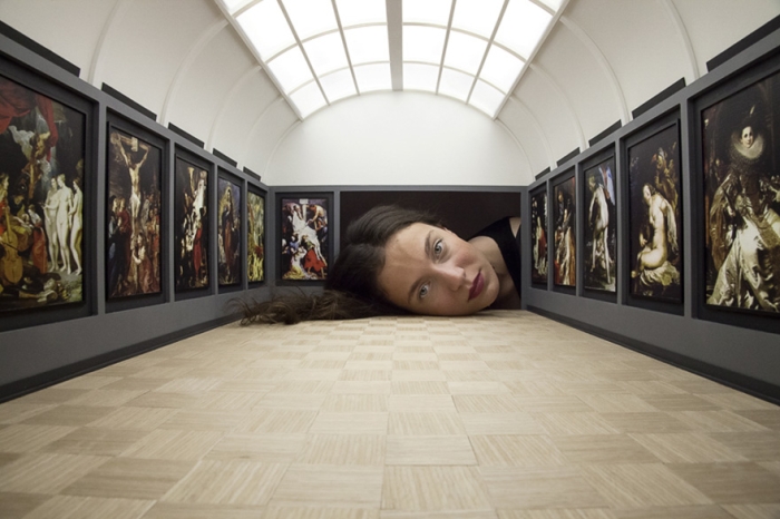 giant-heads-in-art-gallery-falsification-tezi-gabunia-11