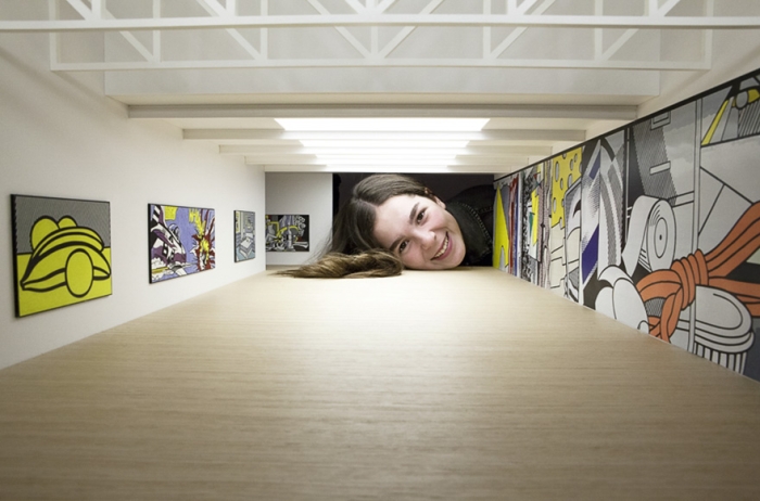 giant-heads-in-art-gallery-falsification-tezi-gabunia-4