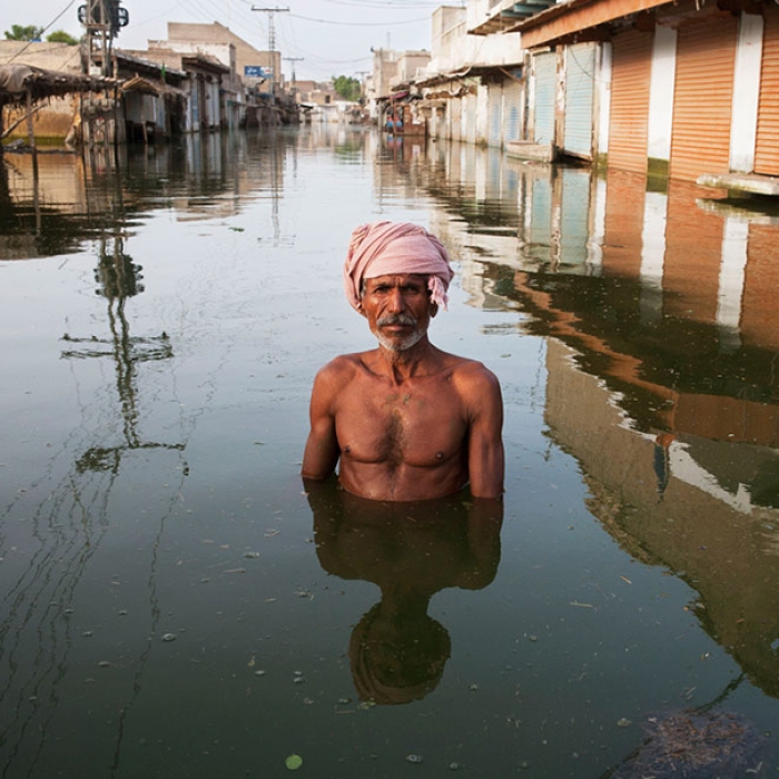 drowning-world-portraits-climate-change-gideon-mendel-20