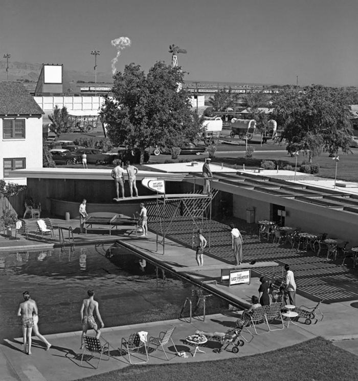 nuclear-tourism-1950s-atomic-bomb-las-vegas-11