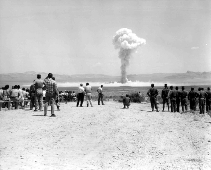 nuclear-tourism-1950s-atomic-bomb-las-vegas-16