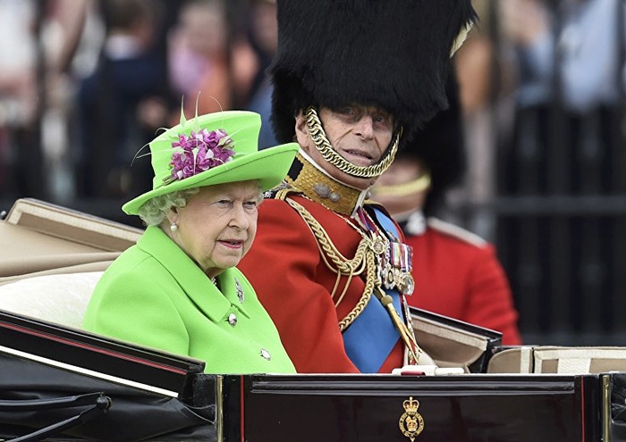 queen elizabeth green screen dress Queen's 'Green Screen' Dress Starts A Hilarious Photoshop Battle