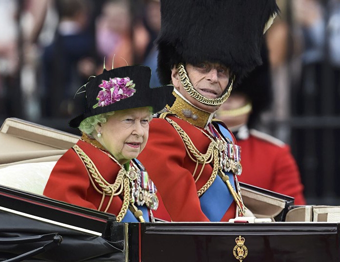 queen-elizabeth-green-screen-dress-funny-photoshop-battle-18