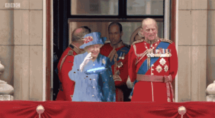 queen elizabeth green dress photoshop Queen's 'Green Screen' Dress Starts A Hilarious Photoshop Battle