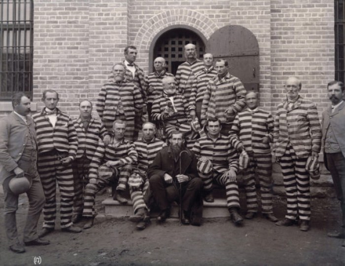 – The low-waist baggy pants originated in the prisons of Los Angeles, where inmates were not allowed to wear belts to hold their pants in place.