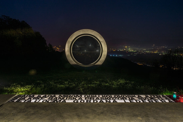 broken-lens-memorial-sculpture-fallen-photographer-gordan-lederer-nfo-7