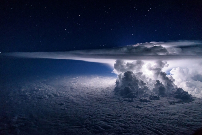 pilot-takes-perfect-thunderstorm-photo-from-above-santiago-borja-1