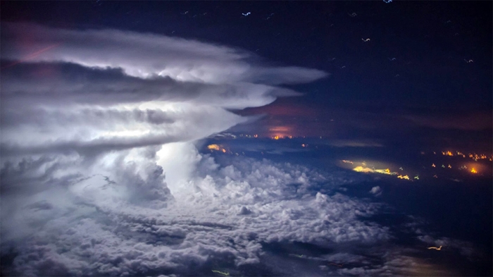 pilot-takes-perfect-thunderstorm-photo-from-above-santiago-borja-2